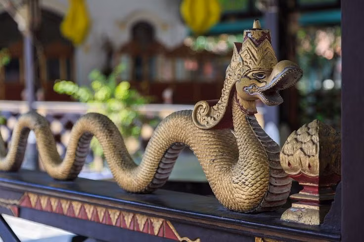  1. Sinh vật thần thánh. Rắn Naga là một loại rắn huyền thoại, được coi là thần thánh trong văn hóa Ấn Độ cổ đại. Chúng thường được mô tả là nửa người, nửa rắn, hoặc là những con rắn khổng lồ có sức mạnh kỳ diệu. Ảnh: Pinterest.
