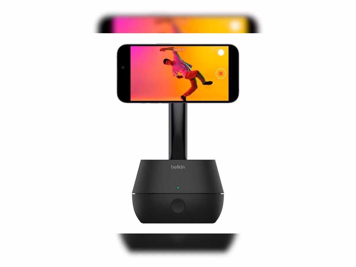  6. Cài đặt đơn giản. Không cần kết nối Wi-Fi hoặc Bluetooth; chỉ cần đặt điện thoại vào là có thể sử dụng. Ảnh: Business Sstandard.