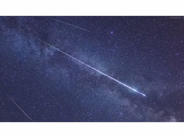  Hiện tượng "bolide": Một số sao băng cực sáng được gọi là "bolide" hoặc "fireball" (quả cầu lửa), đôi khi xuất hiện kèm theo tiếng nổ. Ảnh: Pinterest.