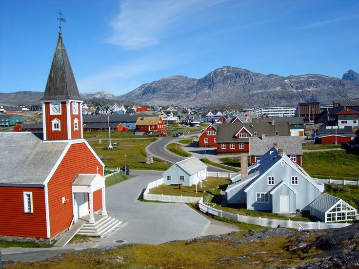  6. Thủ đô nhỏ bé. Thủ đô của Greenland là Nuuk, với dân số chỉ khoảng 19.000 người. Đây là trung tâm văn hóa và chính trị của hòn đảo. Ảnh: Pinterest.