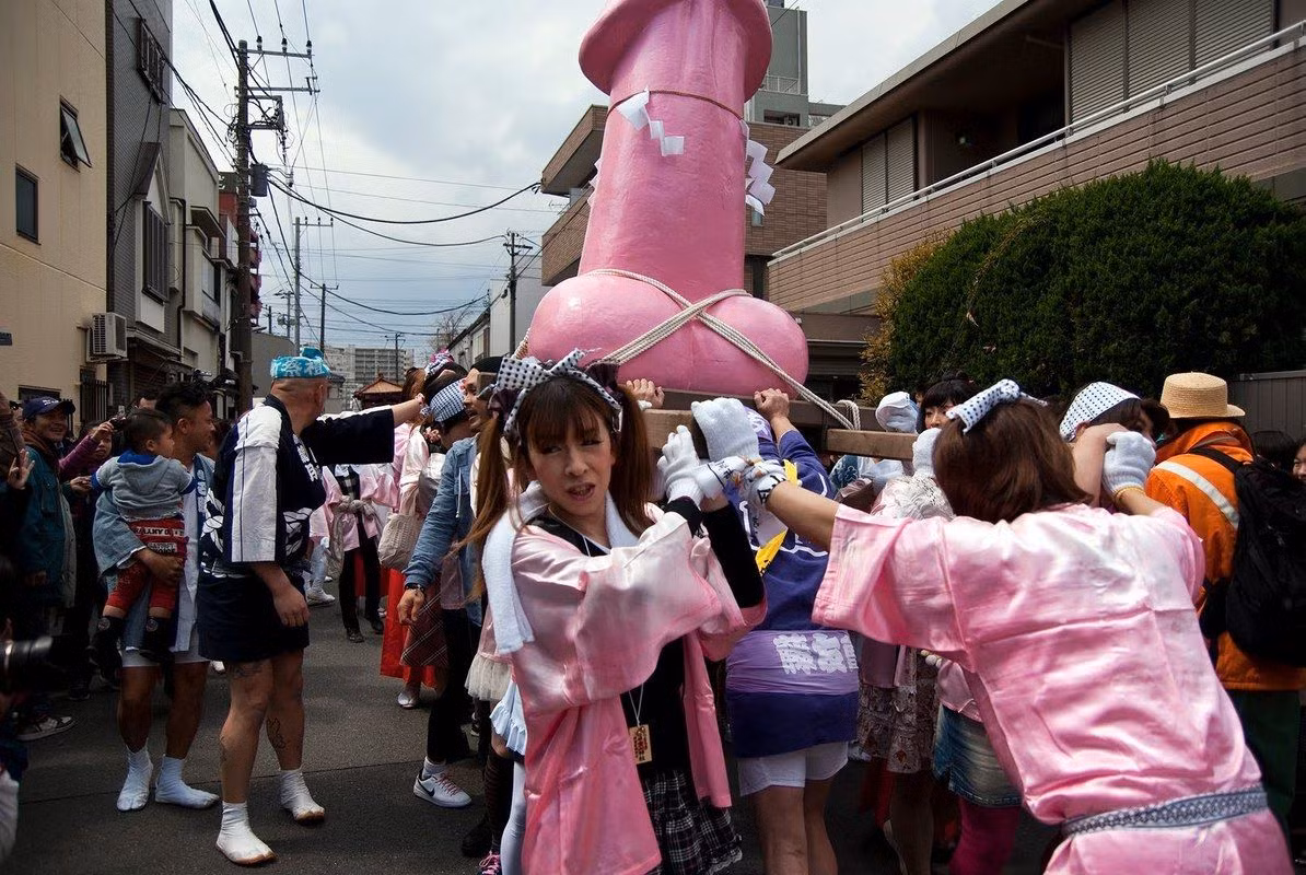  Lễ hội phồn thực: Lễ hội Kanamara Matsuri ở Nhật Bản là một ví dụ điển hình của lễ hội phồn thực hiện đại, với các biểu tượng mang ý nghĩa sinh sản. Ảnh: Pinterest.