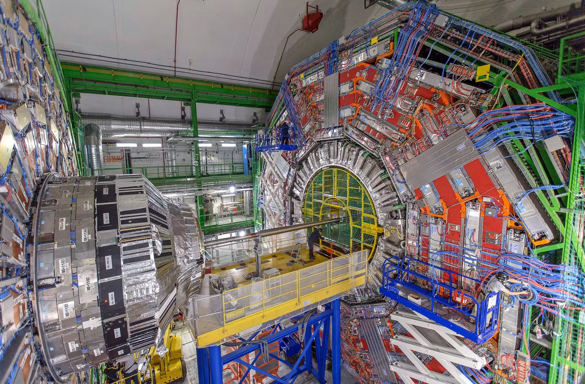  10. Tái hiện vụ nổ Big Bang. LHC gia tốc các hạt như proton và ion chì, sau đó cho chúng va chạm nhau ở tốc độ rất cao để tạo ra các “vụ nổ” tương tự vụ nổ Big Bang, trên quy mô cực nhỏ. Ảnh: Pinterest.