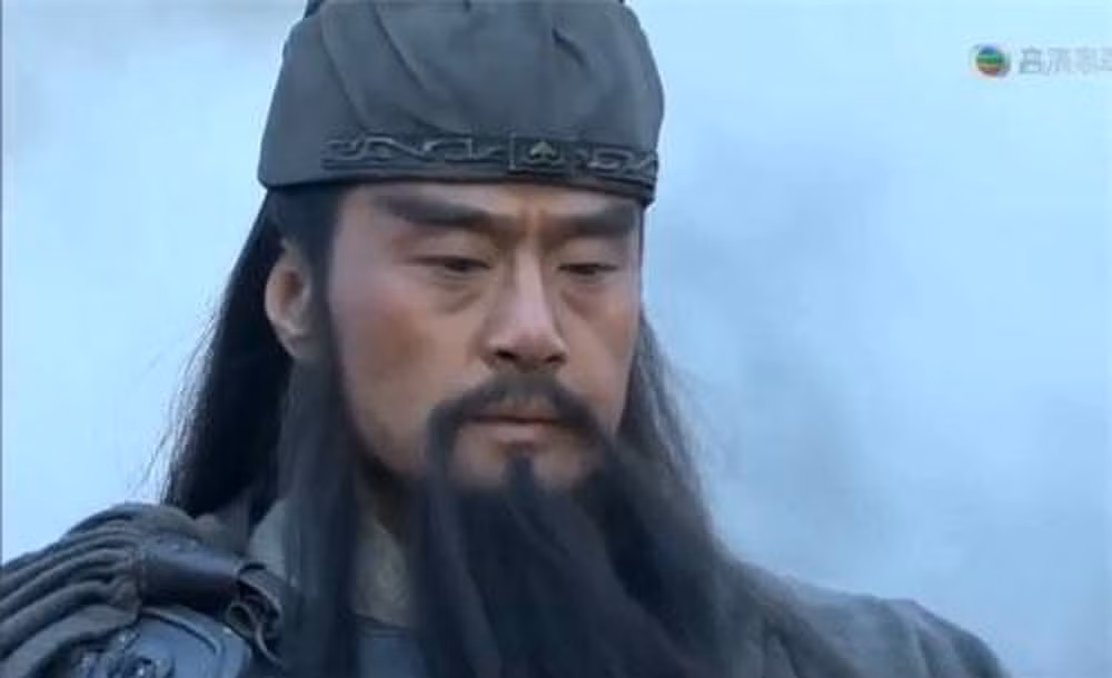  Khi hiểu lầm Quan Vũ đầu hàng Tào Tháo, Trương Phi nổi giận và quyết định tấn công. Tuy nhiên, dù được lợi thế bất ngờ, Trương Phi vẫn không thể đánh bại Quan Vũ. Từ đó, ông nhận ra khoảng cách thực sự giữa mình và người anh em này, chuyển từ tự tin thành kính phục.