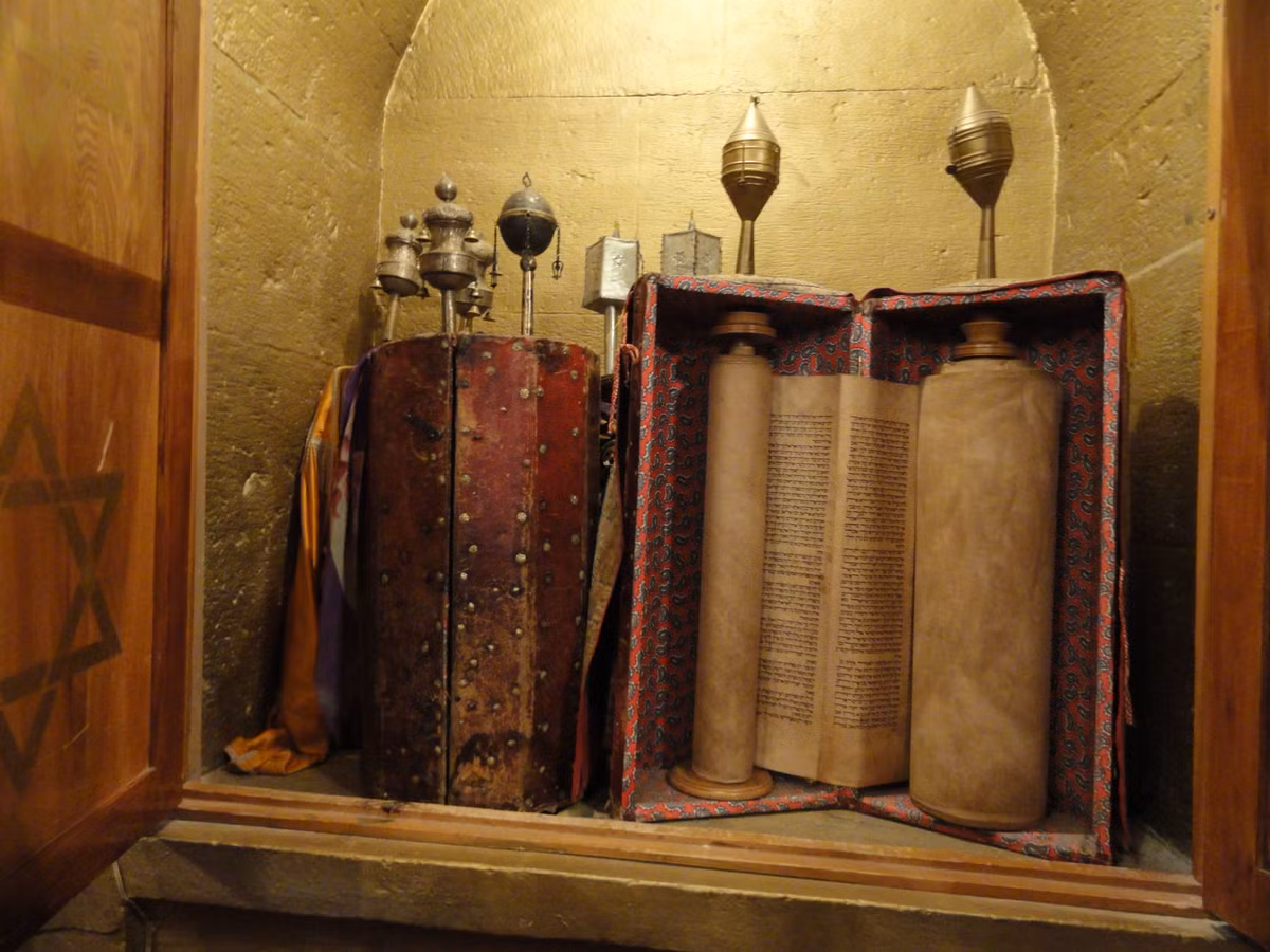  5. Hình thức truyền thống. Torah được viết tay trên cuộn giấy da (gọi là Sefer Torah) bằng chữ Hebrew cổ, sử dụng bút lông và mực đặc biệt. Ảnh: Pinterest.