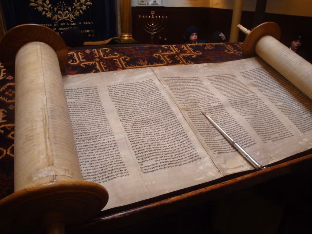  13. Không thể thay đổi. Trong truyền thống Do Thái, Torah được coi là bất biến và không thể thay đổi hoặc sửa đổi theo thời gian. Ảnh: Pinterest.