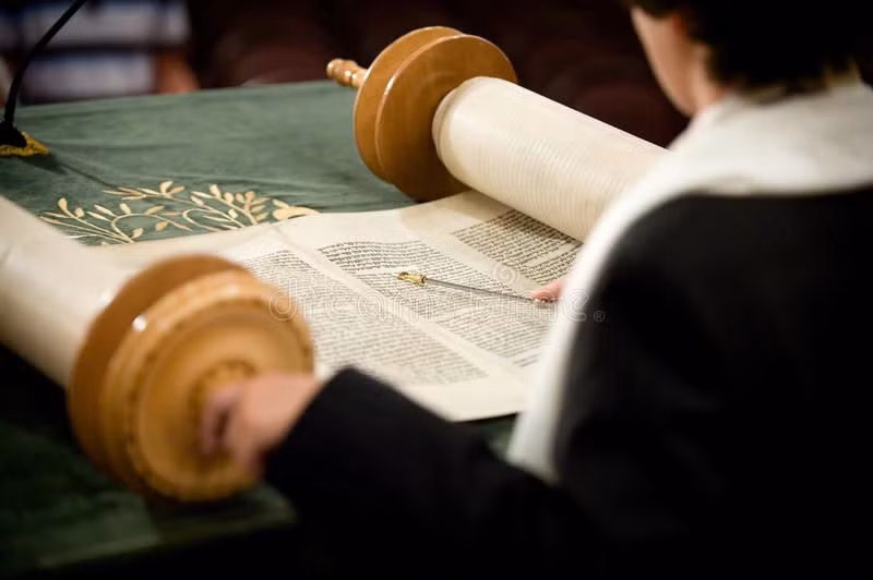  8. Tầm quan trọng trong Do Thái giáo. Torah là nền tảng của luật lệ và đạo đức Do Thái, được đọc và nghiên cứu trong các buổi lễ ở giáo đường Do Thái (synagogue). Ảnh: Pinterest.