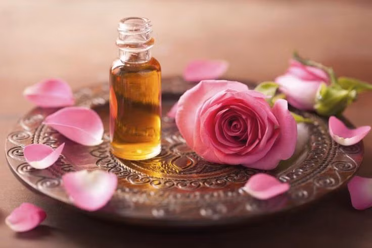  Tinh dầu quý giá: Tinh dầu hoa hồng là một trong những loại tinh dầu đắt nhất thế giới, thường được chiết xuất từ hoa hồng Damask hoặc hoa hồng Centifolia. Ảnh: Pinterest.
