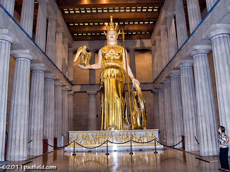  10. Tượng Athena Parthenos. Vào kỷ nguyên hưng thịnh của văn minh Hy Lạp, đền từng là nơi đặt một bức tượng khổng lồ của Athena Parthenos bằng vàng và ngà voi được điêu khắc bởi Phidias, cao khoảng 12m. Ảnh: Pinterest.