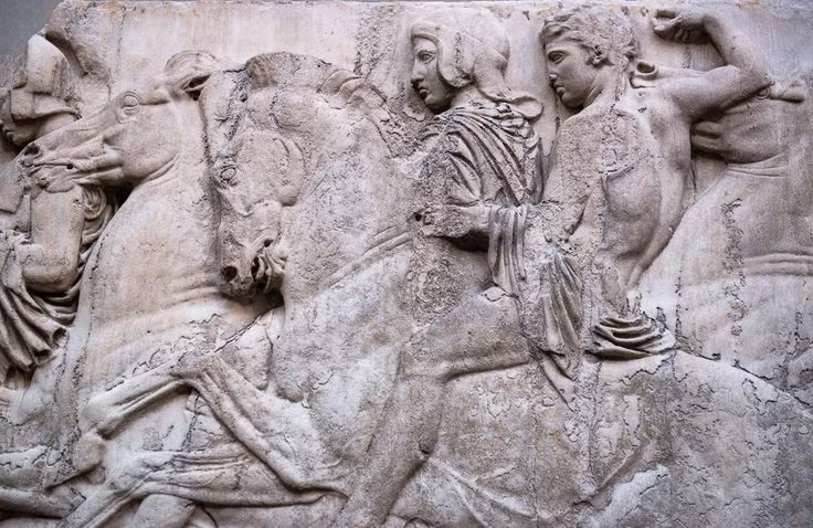 9. Phù điêu nổi tiếng. Bức phù điêu dài 160m trên Parthenon mô tả lễ hội Panathenaic, một sự kiện tôn vinh thần Athena, với các hình ảnh sinh động về người và động vật. Ảnh: Pinterest.