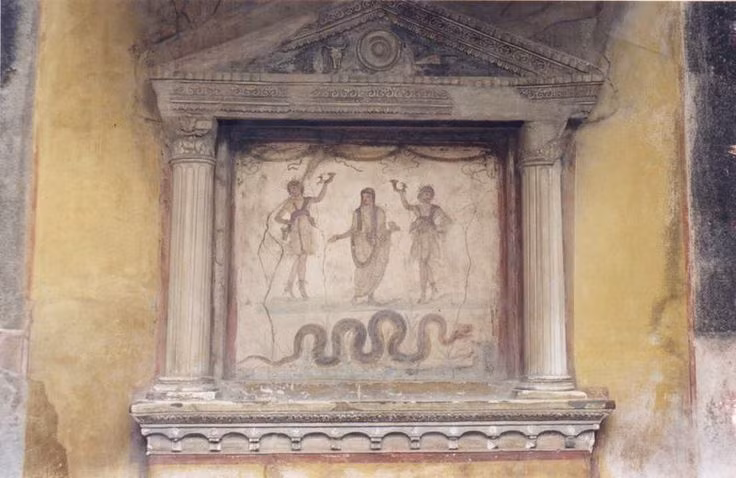  3. Bàn thờ gia đình. Hầu như mỗi gia đình La Mã đều có một lararium (bàn thờ nhỏ) đặt trong nhà để thờ cúng tổ tiên và các vị thần bảo hộ. Ảnh: Pinterest.