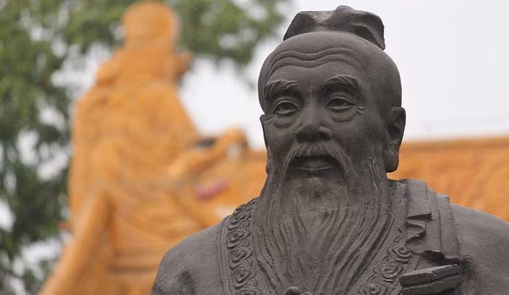  Tác phẩm kinh điển: Khổng Tử không trực tiếp viết sách, nhưng các môn đệ của ông đã ghi chép lại lời dạy của ông trong cuốn Luận Ngữ (论语), một trong những tác phẩm kinh điển của triết học Trung Quốc. Ảnh: Pinterest.