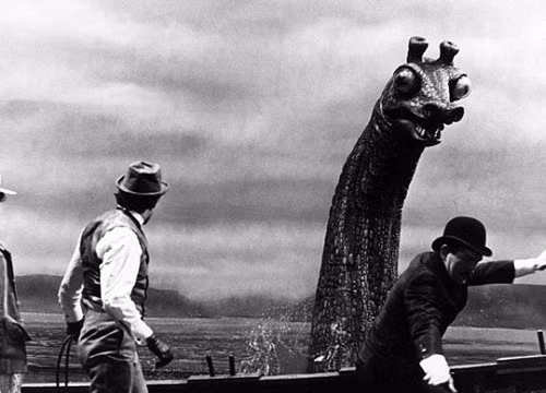 Dẫu vậy, sự việc ảy ra năm 1933 mới chính thức khiến quái vật hồ Loch Ness trở nên nổi tiếng hơn. Một cặp vợ chồng khi đang chèo thuyền ở hồ này thì đụng độ sinh vật huyền bí, kích thước rất lớn. Nó khiến họ hoảng sợ và bỏ chạy.