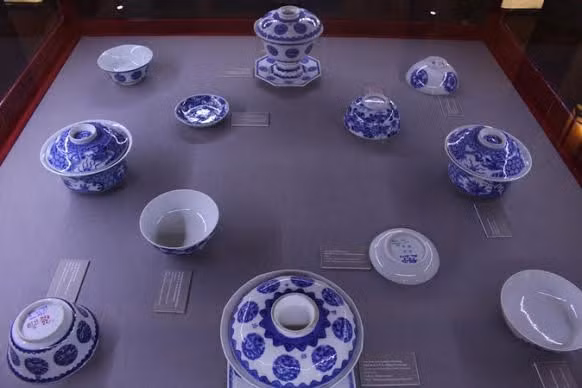 Sáng nay, Trung tâm Bảo tồn Di tích Cố đô Huế và Nhóm chuyên gia GCREP (CHLB Đức) đã phối hợp tổ chức triển lãm này. Triển lãm trưng bày 17 tấm pa-nô khổ lớn với những hình ảnh cực hiếm tái hiện 17 không gian sinh hoạt, văn hoá, kiến trúc trong nếp sống Hoàng cung triều Nguyễn. Ảnh: Bộ ăn cau trầu, hút thuốc, tách trà các vua chúa thời Nguyễn vẫn sử dụng để sinh hoạt hằng ngày.