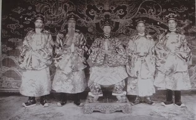 Vua Khải Định và các quan tứ trụ triều đình.