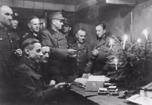 7. Hitler đòi được tôn làm Chúa: Hitler có tham vọng lớn làm bá chủ thế giới, nên việc hắn ta muốn phong mình làm thánh thay thế cả Đức Chúa Jesus thì không có gì là lạ. Đức Quốc Xã muốn người dân Đức phải thay đổi tín ngưỡng của mình, chỉ thờ vị thánh Hitler. Bởi vậy ngày Giáng sinh hay các ngày lễ thánh của người dân bị chúng hạn chế, bị hạ thấp thành các ngày lễ hội mùa đông chí, cây thánh giá bị cấm lưu hành và thay bằng hình chữ thập ngược.