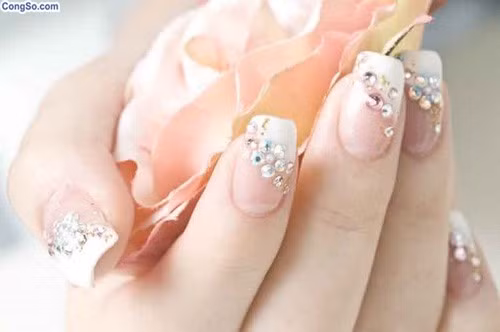 Có ít nhất 5 hình dáng móng tay dễ “nhận diện” nhất: 1. Móng tay trên hẹp dưới rộng (hình thang) là người giàu tưởng tượng, thường nghĩ ngợi xa xôi về “quan hệ rộng rãi” của người mình yêu thương, nên dễ bộc phát cơn ghen bất thần.