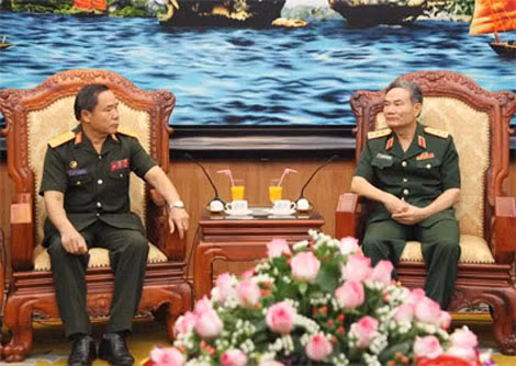 Thượng tướng Trương Quang Khánh tiếp thân mật Thiếu tướng E-sạ-mẩy Lương-văn-xây.