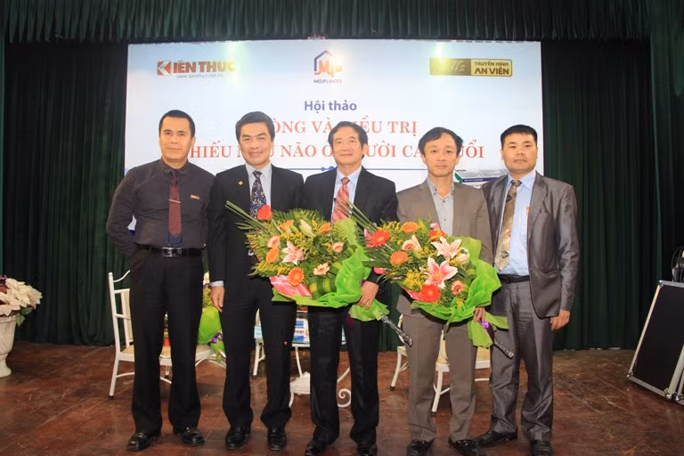 TBT Báo điện tử Kiến thức tặng hoa và cảm ơn các vị khách mời cũng như nhà tài trợ sau khi buổi Hội thảo kết thúc.