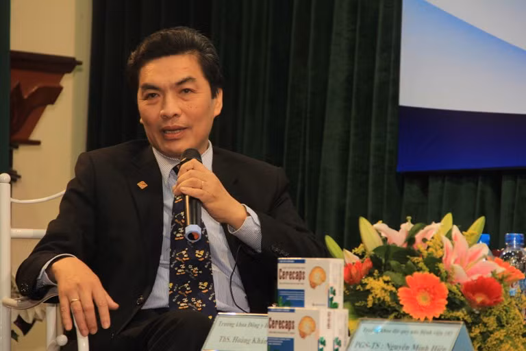 Th.s Hoàng Khánh Toàn - Trưởng khoa Đông y, Bệnh viện 108 trả lời các câu hỏi của các vị khách mời liên quan đến việc điều trị bệnh lý thiếu mãu não bằng đông y
