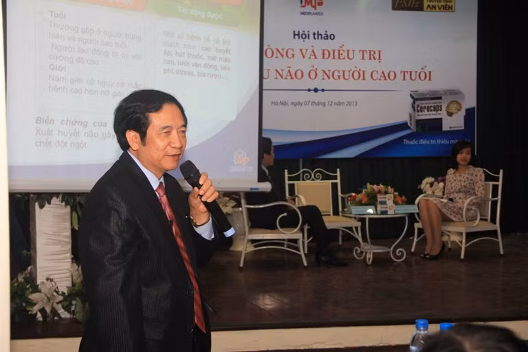 Tham gia Hội thảo, GS.TS Nguyễn Minh Hiện - Trưởng khoa Đột quỵ não, Bệnh viện 103 đã có bài thuyết trình về bệnh lý thiếu máu não và nguy cơ mắc bệnh ở người cao tuổi.