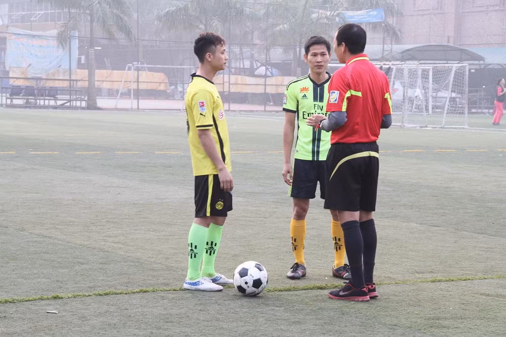 Một cầu thủ trực tiếp ra sân trong trận khai mạc cho biết: "Em rất vui khi công ty đã tổ chức những hoạt động thể thao như thế này dành cho nhân viên, đây là cơ hội để các cơ sở giao lưu, đoàn kết với nhau hơn nữa. Em xin chân thành cảm ơn lãnh đạo cơ sở cũng như Ban tổ chức đã tao ra cho chúng em một sân chơi lành mạnh. Trong ảnh: Trọng tài nhắc nhở và làm thủ tục với đội trưởng 2 đội