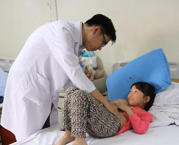 Bác sĩ tiến hàng khám cho một bệnh nhi ở Bắc Giang bị chảy máu không cầm được.