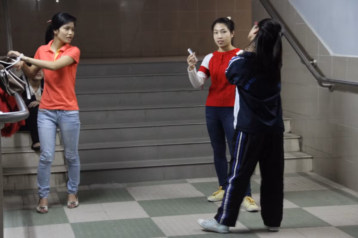 Đa số các bạn trẻ tập thể dục ở đây theo từng nhóm