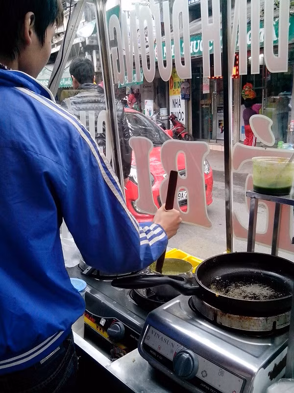 Những quầy bán cháo dinh rất sơ sài và không có dụng cụ bảo bảo thực phẩm.