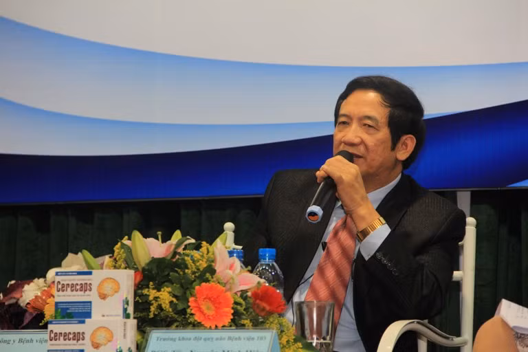 GS.TS Nguyễn Minh Hiện trả lời các câu hỏi liên quan đến nguyên nhân, triệu chứng của bệnh lý thiếu máu não. Theo GS.Hiện, bệnh lý thiếu máu não có thể mắc ở nhiều đối tượng, đặc biệt là những người trên 60 tuổi.