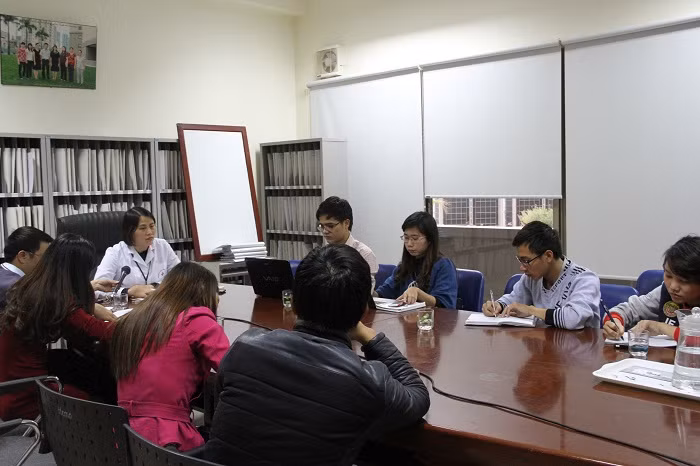 Bác sĩ Nguyễn Thị Mai đang giải thích với các cơ quan báo chí, truyền thông về căn bệnh "lạ".