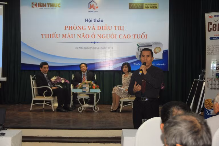 Phát biểu khai mạc buổi Hội thảo, Nhà báo Nguyễn Minh Quang - TBT báo điện tử Kiến thức gửi lời cảm ơn sâu sắc tới các vị đại biểu, khách mời và những người tới tham dự Hội thảo. Nhà báo Nguyễn Minh Quang cho rằng, Hội thảo này không chỉ có ý nghĩa thiết thực với người cao tuổi mà còn mang lại nhiều kiến thức phòng vào điều trị bệnh thiếu máu não cho cộng đồng.