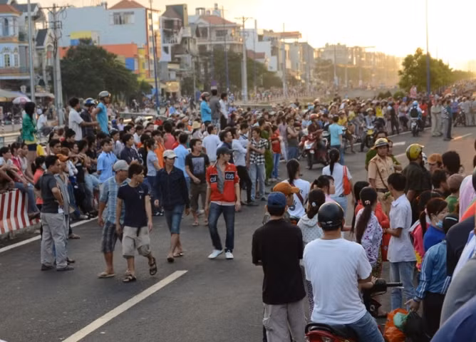 Hàng ngàn công nhân đã bỏ chạy thoát thân, gây cảnh hỗn loạn.