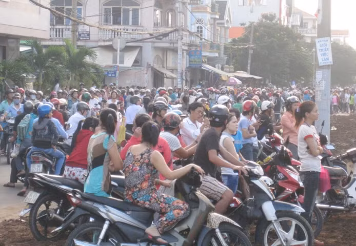 Hàng ngàn công nhân và người dân tập trung xung quanh trước khu vực cháy theo dõi vụ việc.