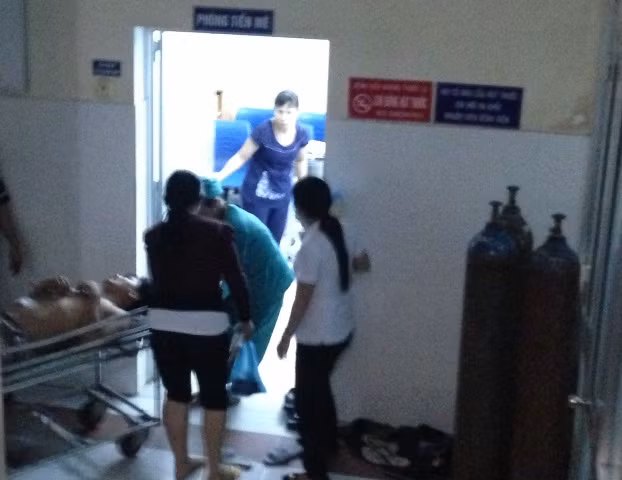 Anh Tú được đưa vào phòng phẫu thuật