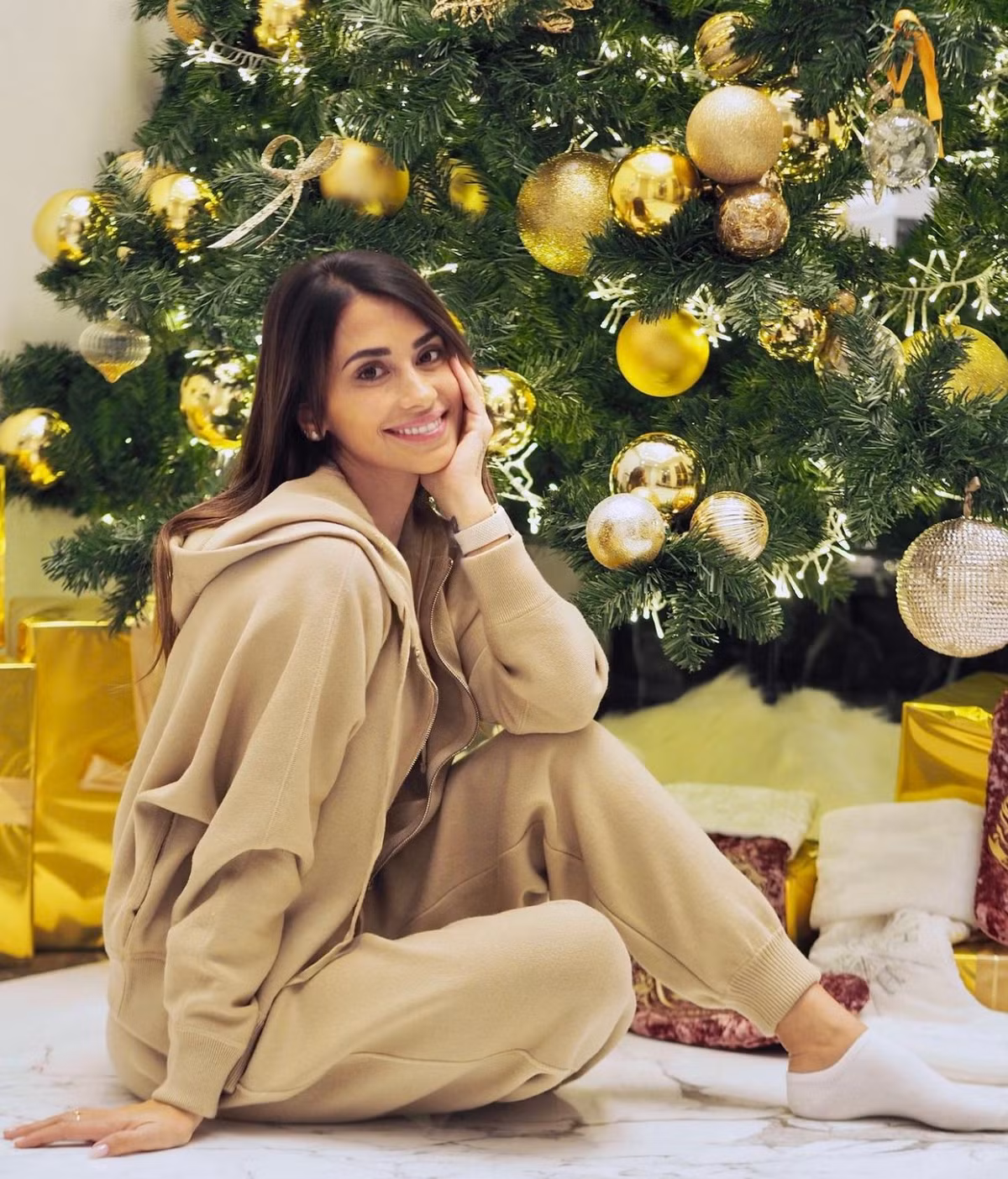 Nói về Antonella, mỹ nhân Argentina sinh ngày 26/2/1988, kém ông xã một tuổi. Cô nàng theo học khoa Răng hàm mặt tại Đại học Argentina với ước mơ trở thành nha sĩ. Sau khi nghe theo tiếng gọi của tình yêu và chuyển đến ở cùng Messi ở Barcelona, người đẹp trở thành người mẫu và người có ảnh hưởng trên mạng xã hội.