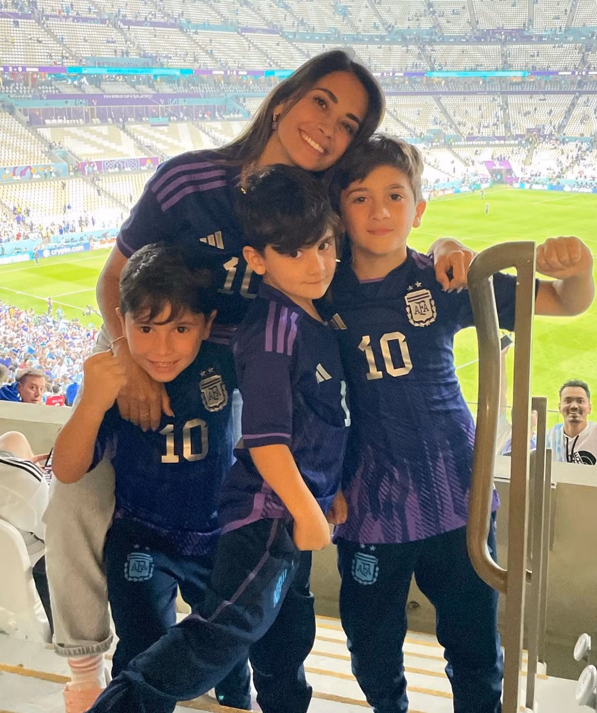 Antonella và ba nhóc tì cũng sớm đến Qatar để cổ vũ cho Messi. Mong rằng với sự xuất hiện của gia đình làm hậu phương, số 10 của Argentina có thể đưa ĐT đến với chức vô địch.