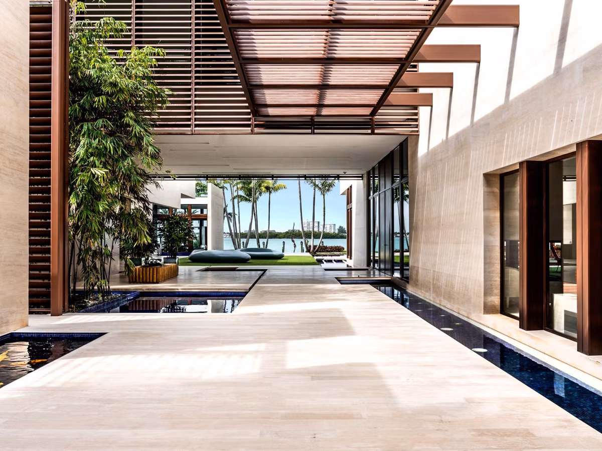 Indian Creek là thành phố có giá đất đắt đỏ nhất Mỹ theo dữ liệu năm 2021 của Zillow. Giá trung bình của một ngôi nhà tại đây là 21,2 triệu USD, nhưng rất hiếm khi có bất động sản được rao bán. Năm 2019, một dinh thự 10 phòng ngủ ở đây được bán với giá kỷ lục là 50 triệu USD. Ảnh: The Pinacle list.