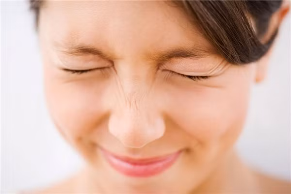 Lông mày mỏng thưa là xảo quyệt, hay nịnh bợ, lẻo mép bị mọi người ghét bỏ, khó tránh lúc cuộc sống đơn độc, nghèo túng. Đặc biệt, do tính cách cục cằn không hòa đồng nên những người này rất ít bạn tốt, cả đời không được quý nhân giúp đỡ khó lòng phát tài. Bên cạnh đó, đường hôn nhân của người này cũng dễ gặp trắc trở khó lòng viên mãn tới trọn đời. *Thông tin chỉ mang tính tham khảo, chiêm nghiệm