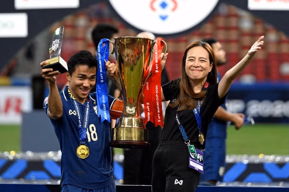 Chanathip Songkrasin (Thái Lan): Ngôi sao được mệnh danh là “Messi Thái” đã 3 lần giành giải Cầu thủ hay nhất AFF Cup vào các năm 2014, 2016 và 2020. Ở 3 giải đấu đó, Chanathip Songkrasin đều giúp tuyển Thái Lan giành chức vô địch.