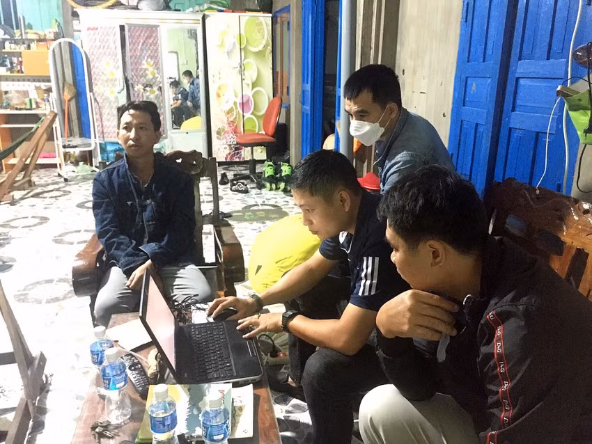 Cong an khuyen cao 1 nhom chuyen du do dai gia sap bay co bac bip