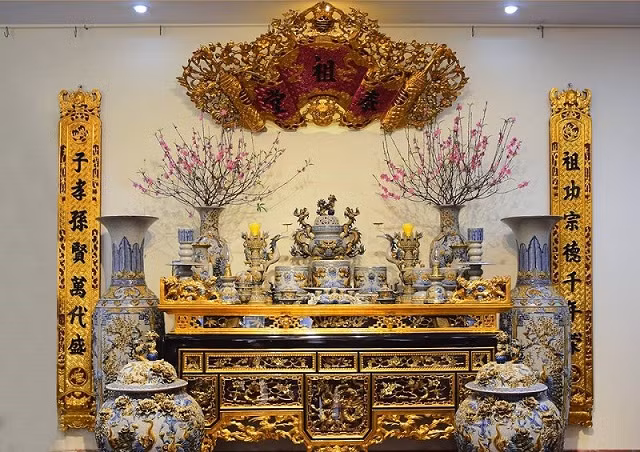 Có 2 hướng là Đông tứ trạch và Tây tứ trạch. Đông tứ trạch là các hướng Đông, Đông Nam, Nam và Bắc. Tây tứ trạch là các hướng Tây, Tây Bắc, Đông Bắc và Tây Nam;