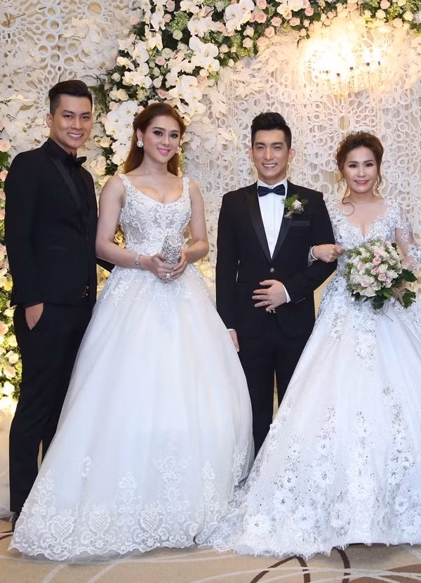 Diện váy xòe bồng bềnh, đính kết ren tỉ mỉ, tông trắng tinh khôi khiến Lâm Khánh Chi bị nhiều người nhầm lẫn là cô dâu của bữa tiệc.