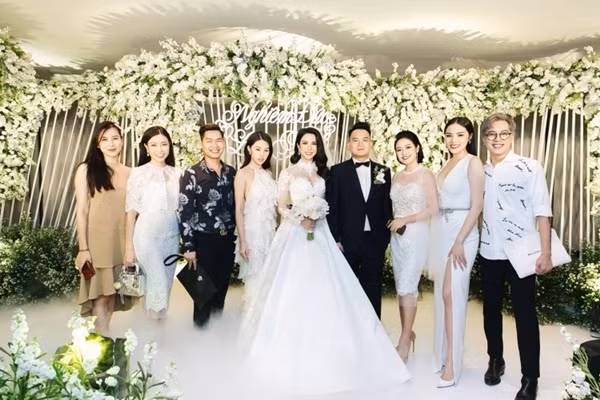 Trong đám cưới bạn thân Diệp Lâm Anh, Hà Lade bỗng trở nên lạc quẻ giữa dàn trai xinh gái đẹp với dress code đen trắng thanh lịch khi chọn mẫu váy màu be.