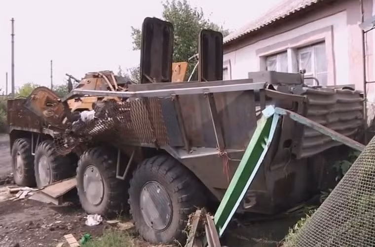 Hoặc là BTR-80 được lắp thêm những tấm thép bao ngoài. Dẫu cho vậy thì xe vẫn bị hạ đều đều. Có những ngày, Quân đội Ukraine mất tới 3-4 chiếc BTR-80.