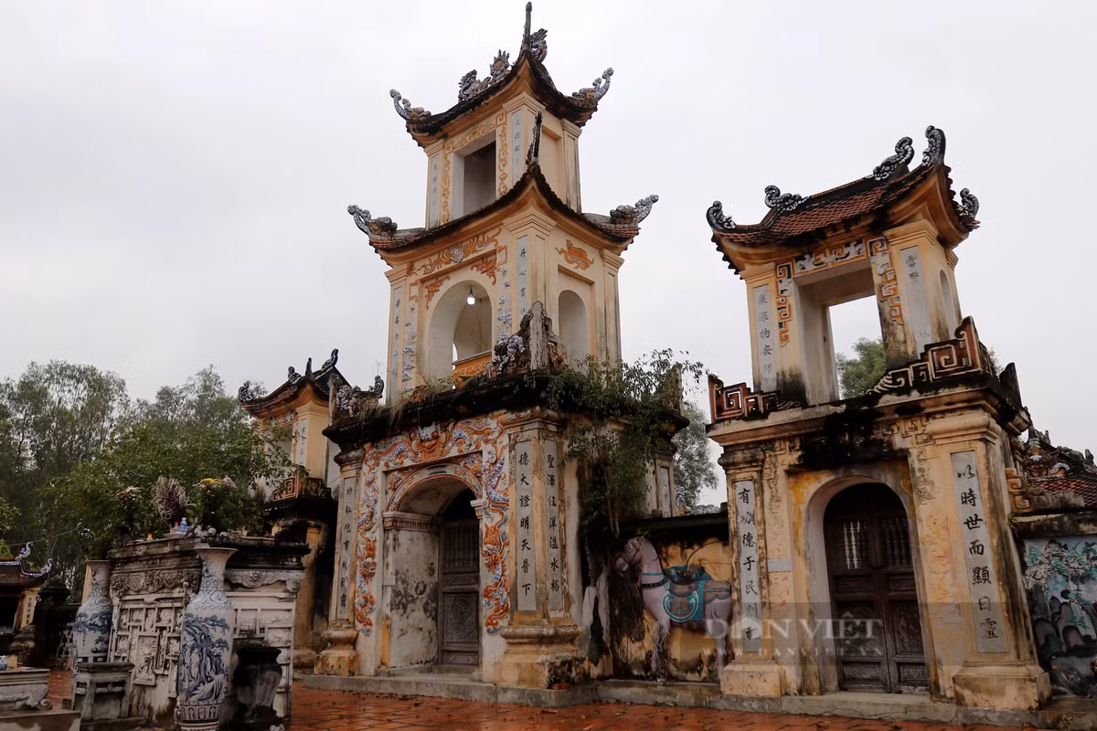 Cổng tam quan đền được đánh giá đẹp bậc nhất Hà Tĩnh, có kiến trúc hai tầng tám mái, hai bên đều khắc câu đối chữ Hán mang mô típ kết cấu thời Lý.