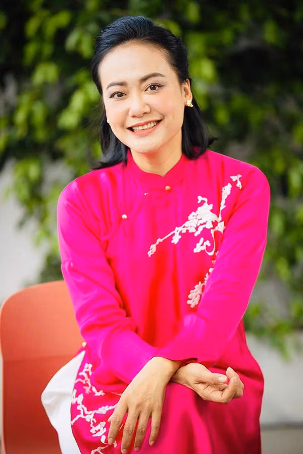 Hồng Ánh từng bộc bạch: "Tôi có một scandal lớn nhất là người ta tố tôi 'giật chồng', nhưng tôi thấy rất bình thường. Tôi quan tâm là bố mẹ chồng, ba mẹ tôi, những người tôi yêu thương nhìn sự việc đó như thế nào, người bạn đời của tôi nữa, vậy là đủ. Thậm chí, với vợ cũ của chồng cũng vậy, những người trong cuộc là người hiểu rõ câu chuyện, tôi không quan tâm người ngoài nghĩ gì".