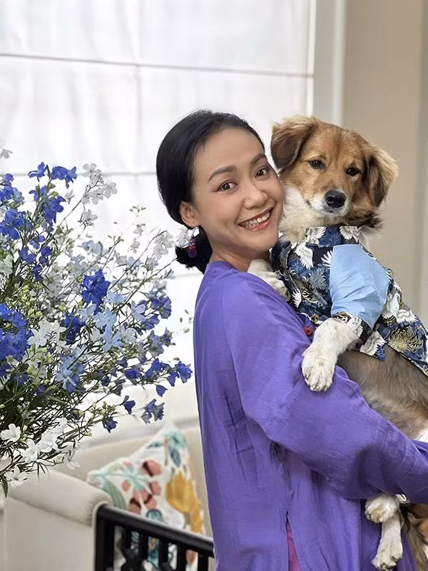 "Trước 40 tuổi, tôi còn cố tìm cách để có con. Việc khó có con một phần do cơ địa của tôi. Một phần tôi cũng không nỗ lực điên cuồng. Có lẽ có con chưa hẳn là điều quan trọng số một với vợ chồng tôi", Hồng Ánh chia sẻ.