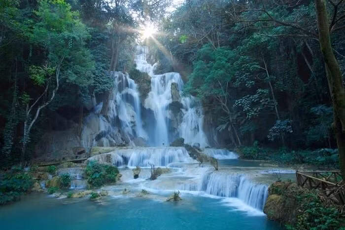 5. Lào. Là một quốc gia nhỏ bé nằm giữa Thái Lan và Việt Nam, Lào tuy không có những bãi biển trong xanh nhưng đất nước này lại sở hữu nhiều thác nước đẹp như tranh vẽ. Bạn có thể thoải mái bơi lội, ngụp lặn ở đây và khám phá những thị trấn nhỏ quyến rũ nhất Đông Nam Á.