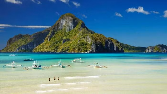 3. Philippines. Là một quần đảo hơn 7.000 hòn đảo, Philippines được coi là quốc gia đẹp thứ 3 ở Đông Nam Á. Đảo Palawan là một trong những địa điểm đẹp như tranh vẽ, với những dòng nước trong xanh chảy giữa những vách núi đá rộng lớn, nơi bạn thoải mái thả mình xuống dòng nước trong lành, mát lạnh.