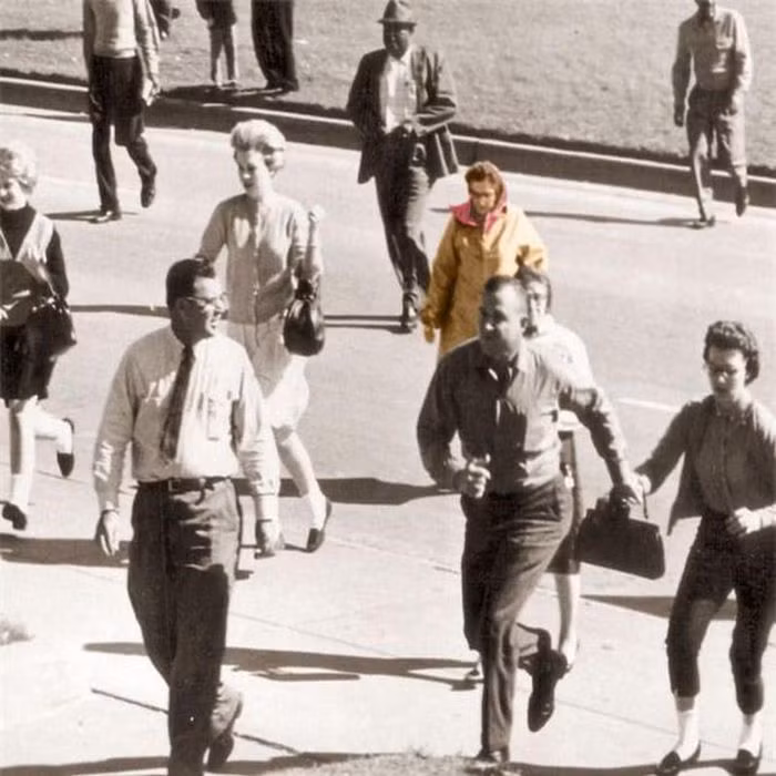 3. Người phụ nữ đội khăn babushka trong vụ ám sát Tổng thống Kennedy. Vụ ám sát Tổng thống Mỹ John F. Kennedy vào ngày 22/11/1963 làm rúng động thế giới đến nay vẫn chưa có lời giải. Và trong danh sách nhân vật được cảnh sát săn lùng có "quý bà babushka" - bí danh đặt cho người phụ nữ đội khăn babushka xuất hiện tại hiện trường vụ án với một máy quay trong tay. Điều kỳ lạ là trong những hình ảnh tư liệu ghi lại sự kiện ngày hôm đó, người phụ nữ này xuất hiện dày đặc ở khắp mọi nơi. Nhưng dù cảnh sát có cố gắng tìm thế nào cũng vẫn vô vọng. Danh tính của bà babushka và vai trò của người phụ nữ này trong vụ ám sát vẫn mãi là ẩn số.